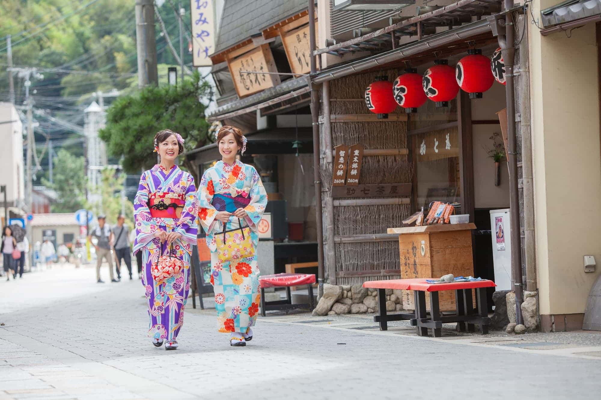 文殊堂の参道を歩く着物を着た女性