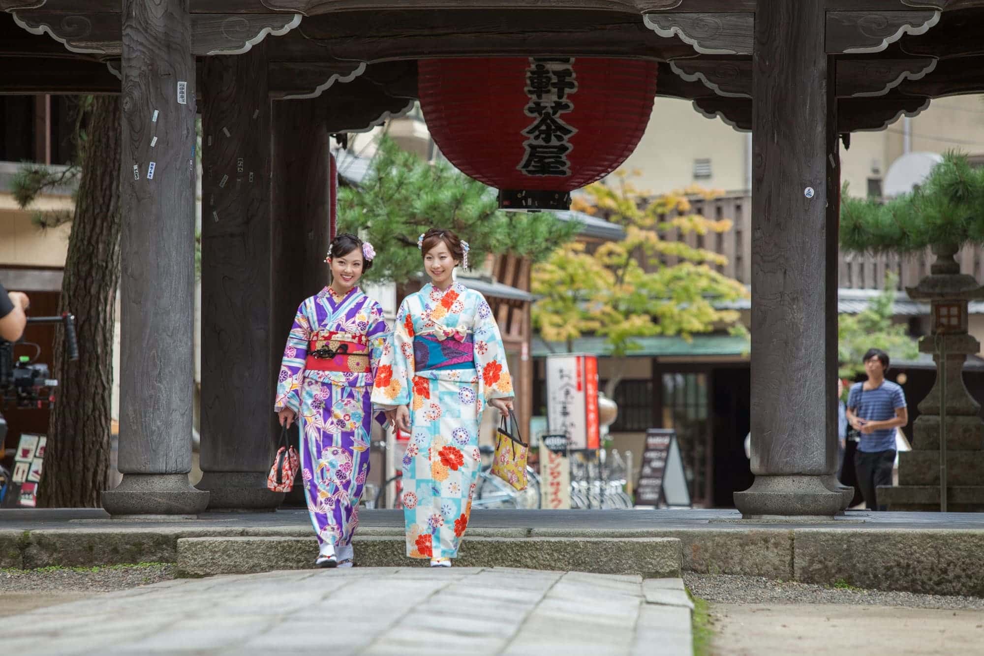 智恩院文殊堂の山門の前で着物を着た女性