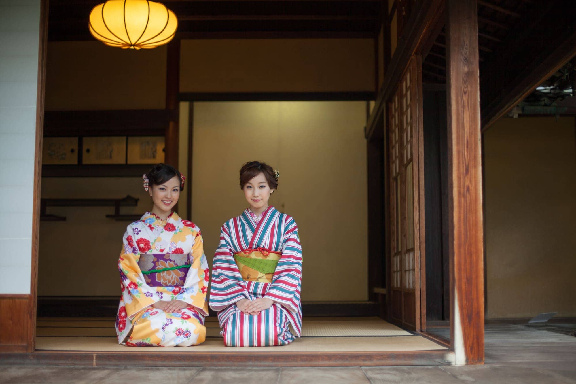 三上邸の和室に座る着物を着た女性